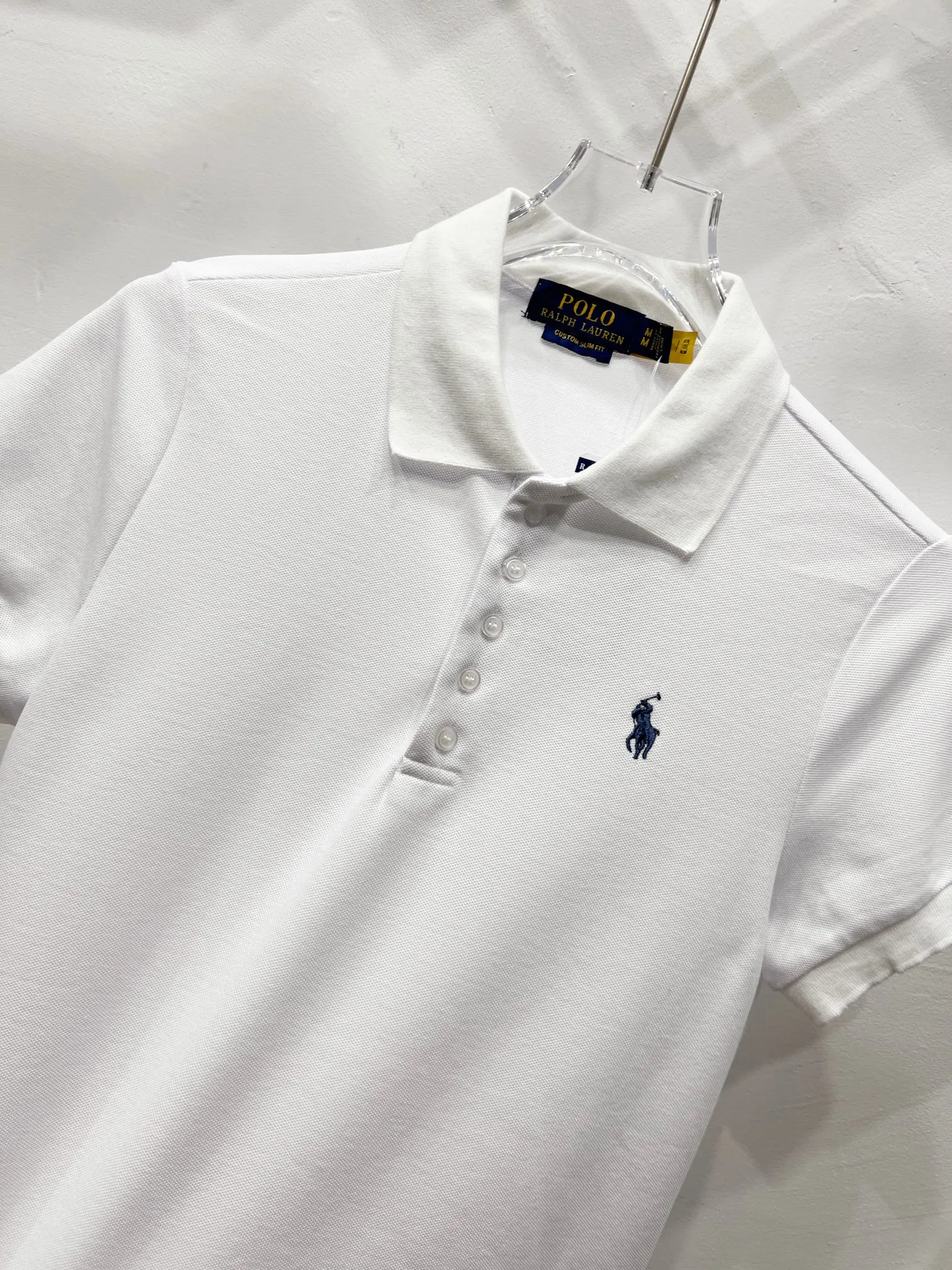 P140 (women's style) Ralph Lauren five-button classic pony embroidered polo shirt short-sleeved T-shirt women's polo Every summer, polo shirts have become a must-have item in the wardrobe! Especially this Ralph Lauren polo shirt, with its classic pony logo embroidery, you will fall in love with it at first sight. The slim fit perfectly shows off women's curves, the five-button design is simple yet elegant, and the pure cotton material allows the skin to feel the coolness of summer. This polo shirt is not only suitable for daily wear, but also the best choice for dates and parties. Whether paired with shorts or jeans, it can show a different American style. Color White Size S-L